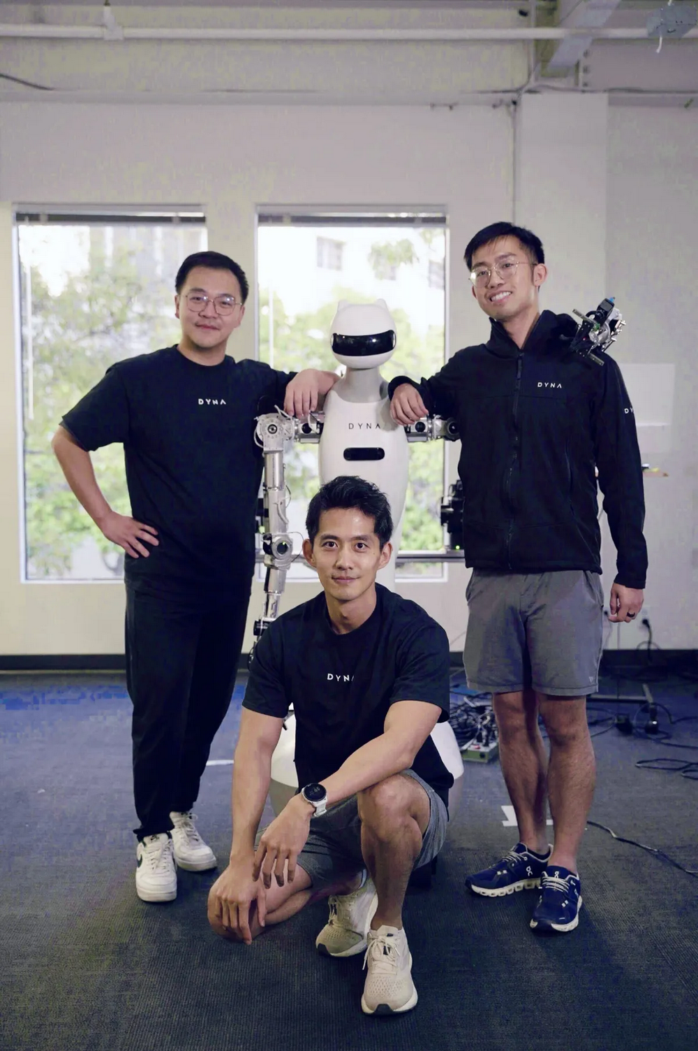 英伟达领投1.2亿美元！华人创办的Dyna Robotics引领物理AI新潮流