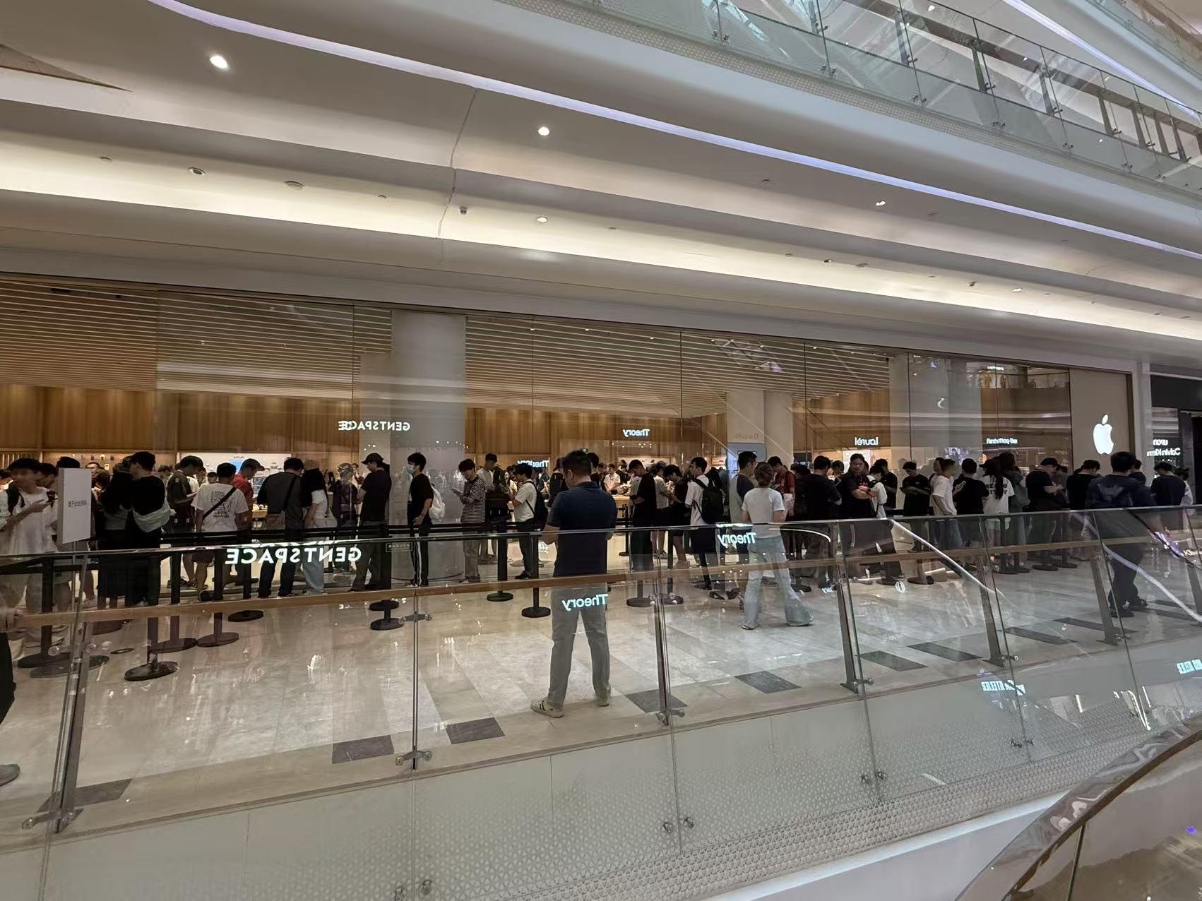 iPhone 17系列首发现场：Pro Max 256G加价600元回收，标准版成热门