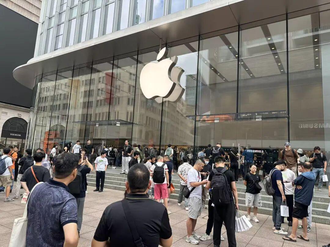 iPhone17系列首销火爆：京东4小时超3万签收，黄牛加价最高达1500元