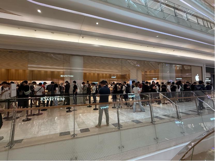 实探17系列首发！Pro被冷落、标准版受追捧 店员直呼“有点忙不过来了”