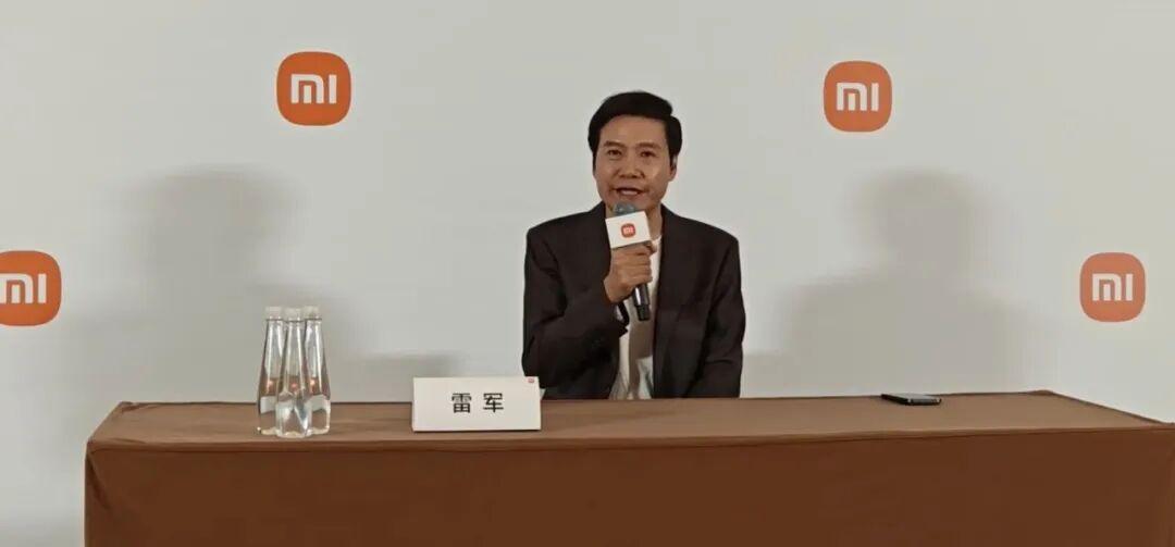 雷军深夜访谈：小米汽车遭遇黑公关，小米17技术超越iPhone17，国产汽车需共赢
