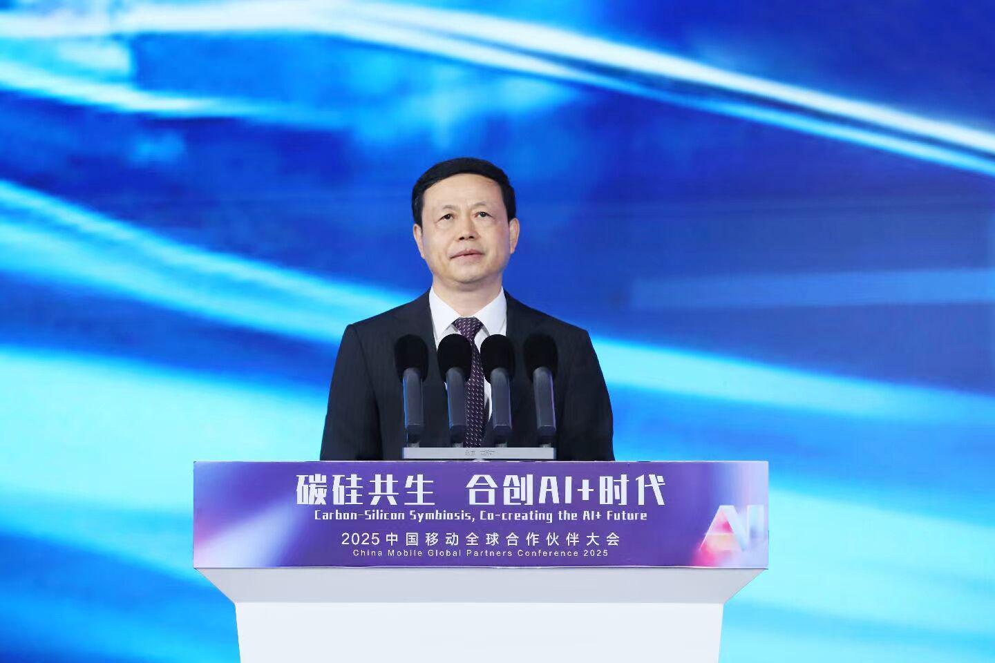 中国移动杨杰：推进十万卡级智算中心 引领AI+信息消费新潮流