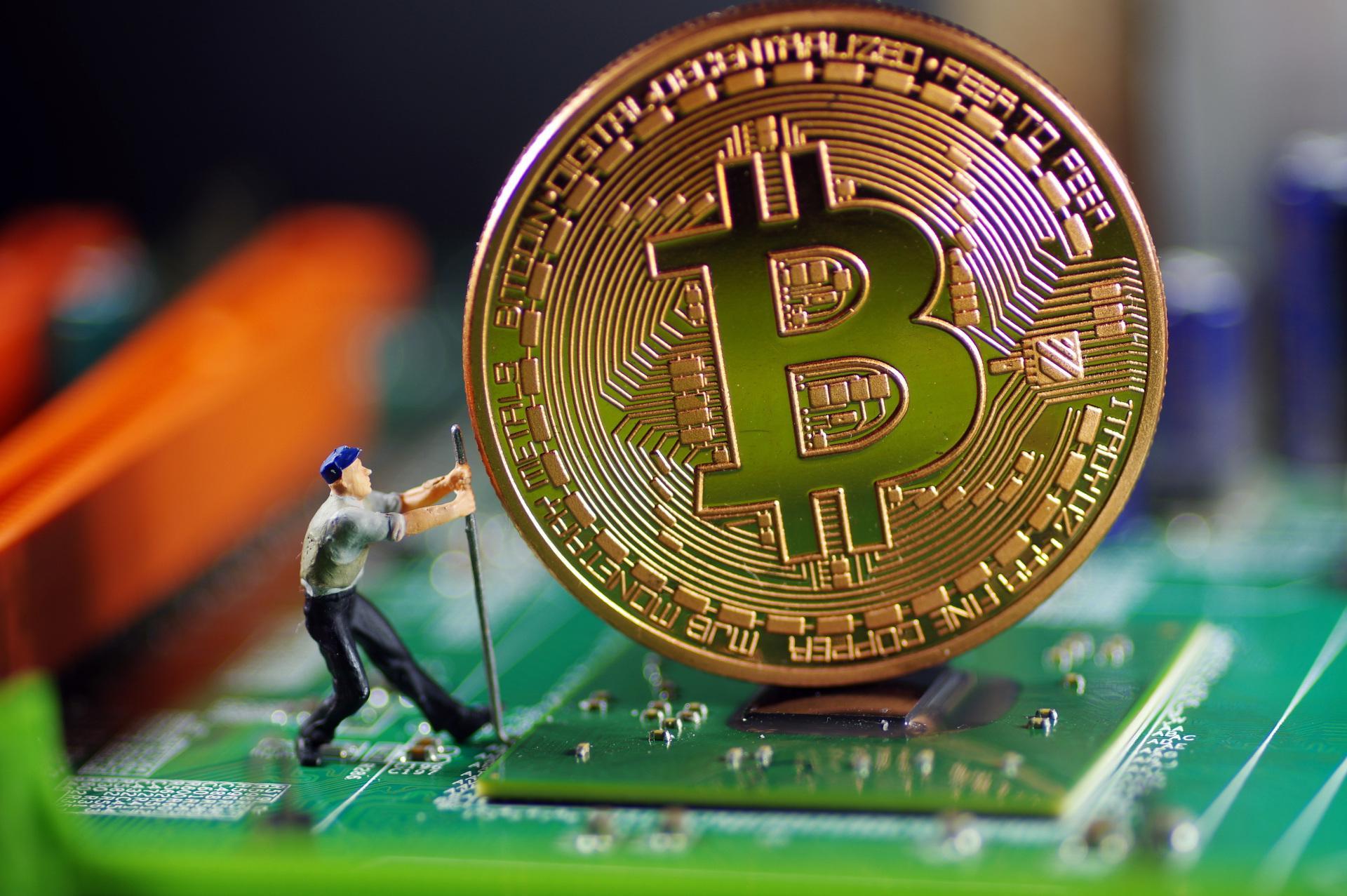 比特币闪崩13%！稳定币脱锚引发193亿美元爆仓，加密市场缺陷暴露