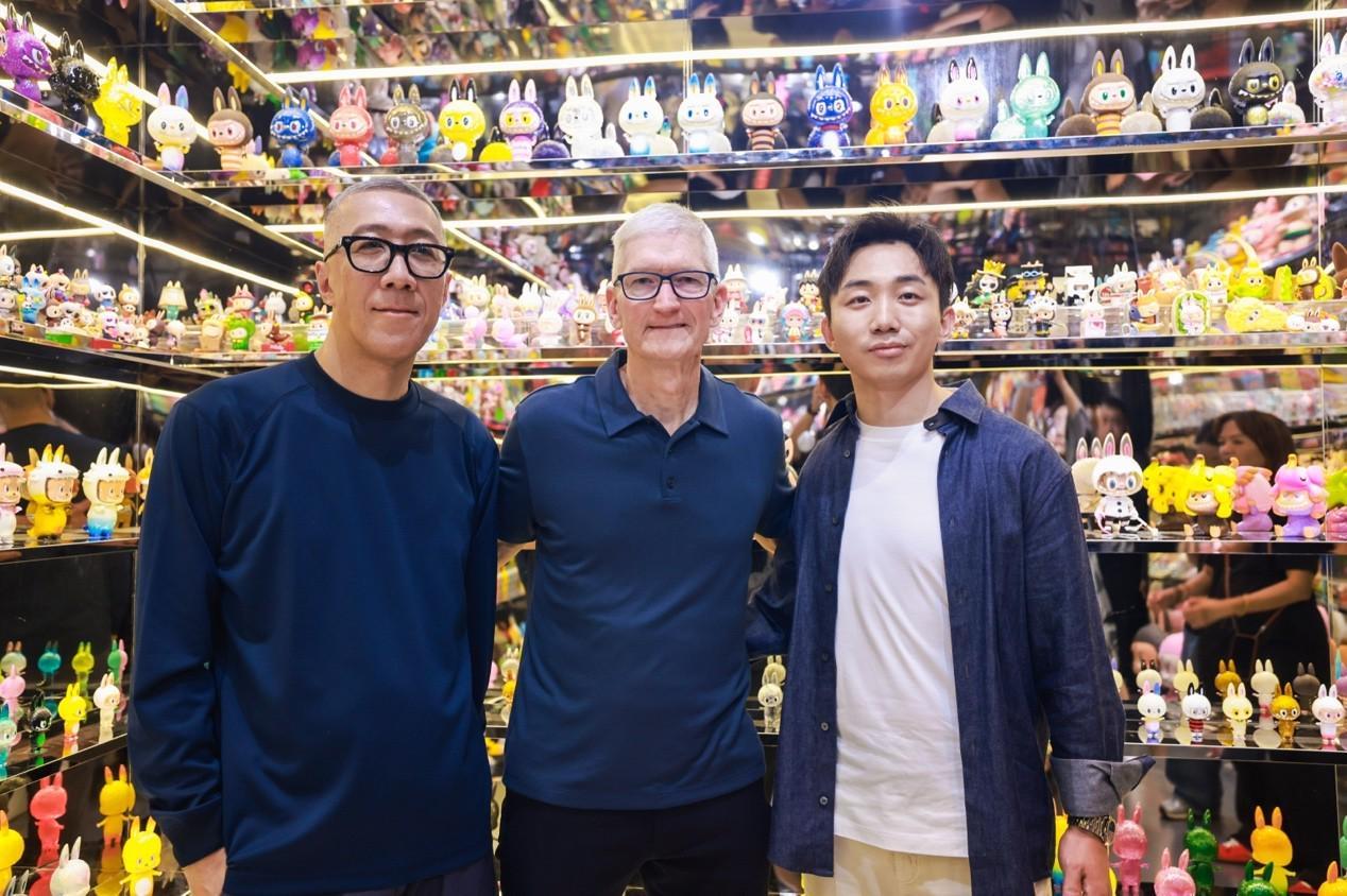 苹果CEO库克中国行首站LABUBU展，科技与潮玩跨界联动