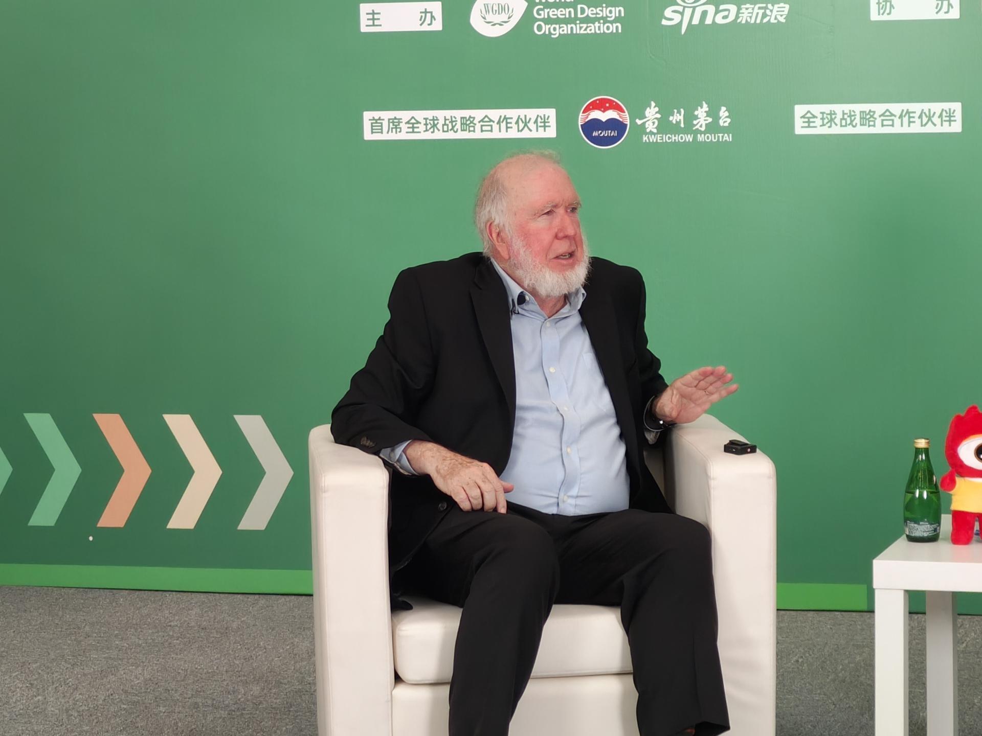 凯文·凯利揭秘：AI眼镜普及需突破屏幕、电池、重量三大技术难关