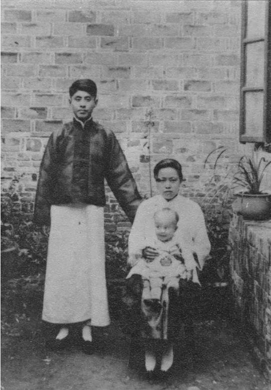 1923年杨振宁十个月大时与父母亲于合肥四古巷故居窗外