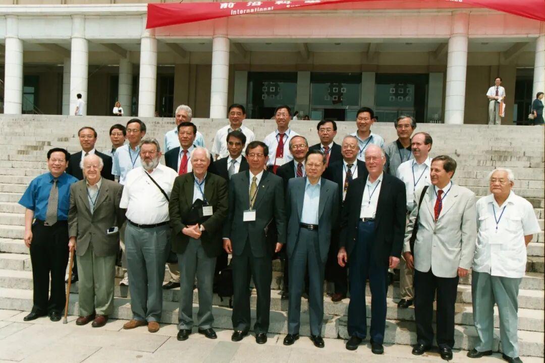 2002年杨振宁与出席清华大学前沿科学国际研讨会学者合影