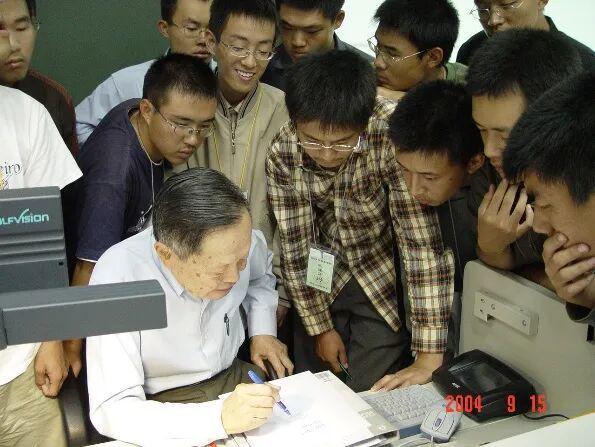 2004年秋杨振宁与清华大学物理系大一新生课间交流
