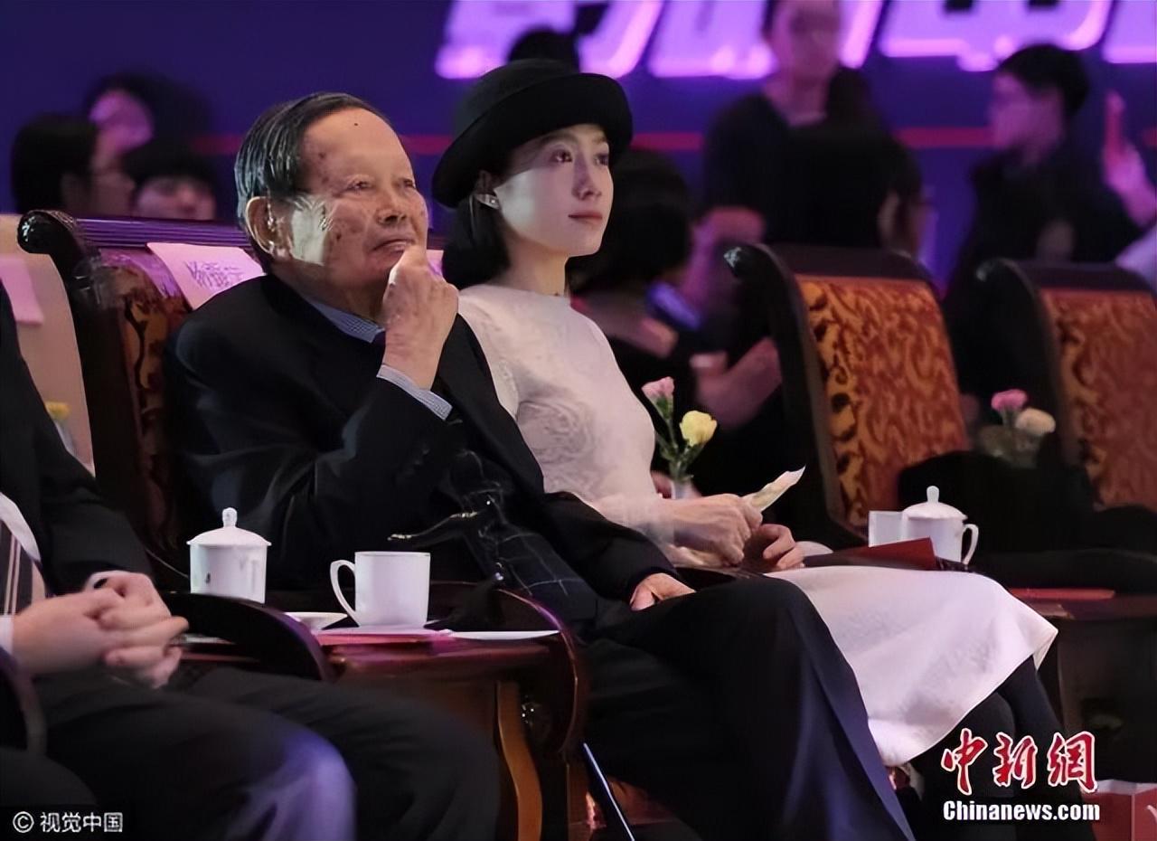 杨振宁夫人翁帆发文悼念：他的一生交出完美答卷