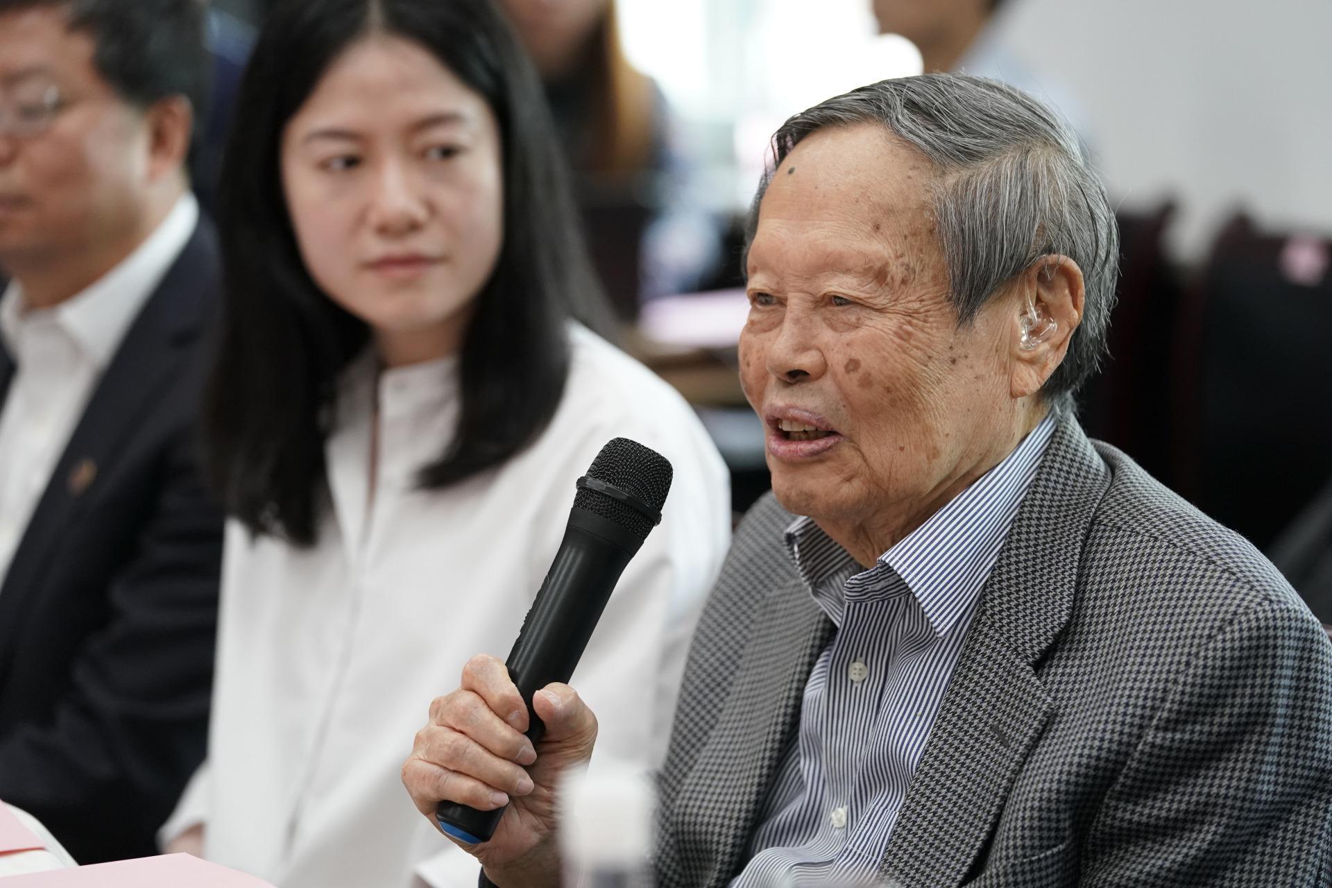 翁帆发文：杨先生离开的时候一定很欣慰，他交出了一份满意的答卷；有他多年的陪伴，我何其有幸