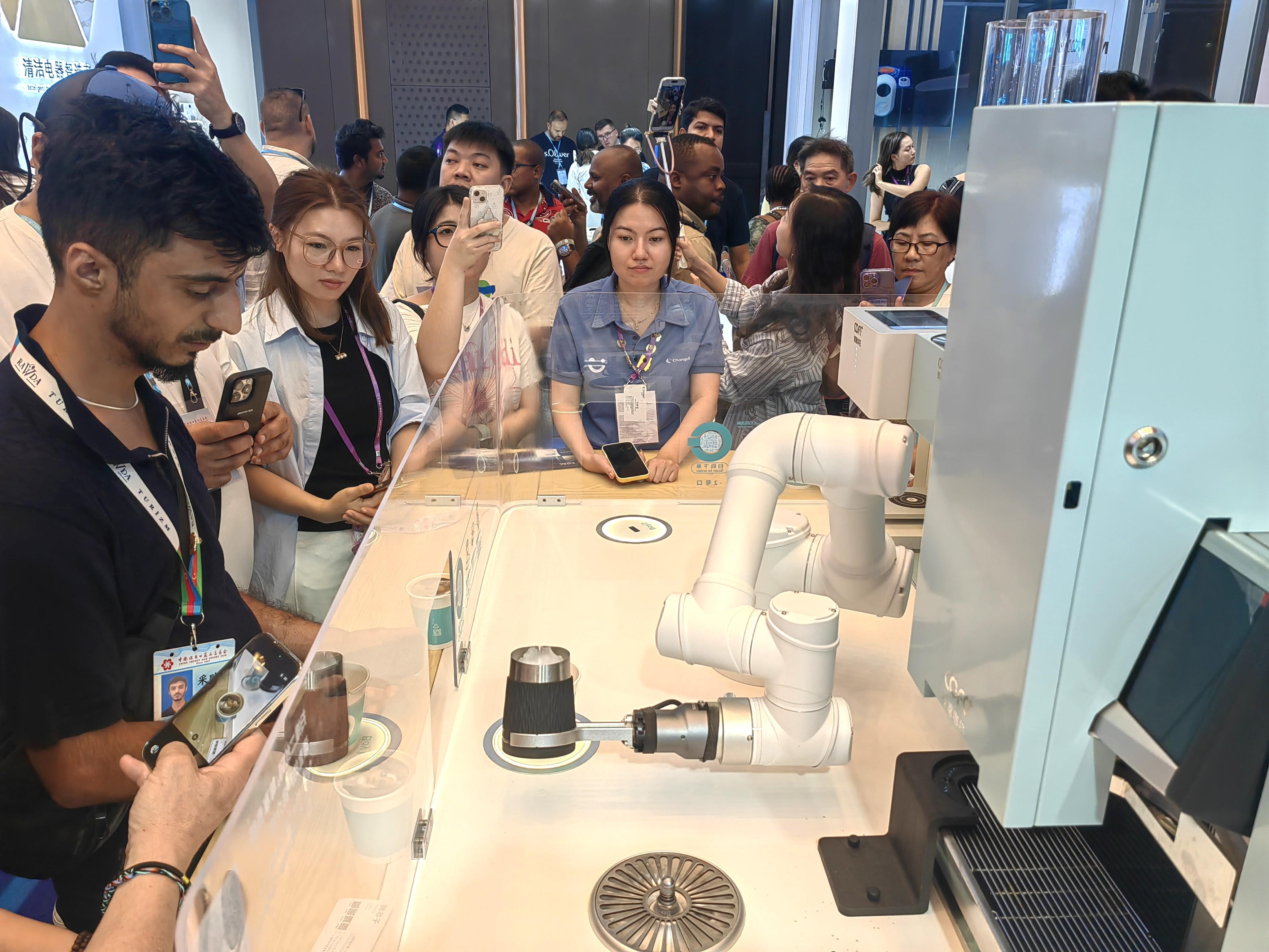 第138届广交会：服务机器人成“顶流”，已获中东、东南亚实际订单