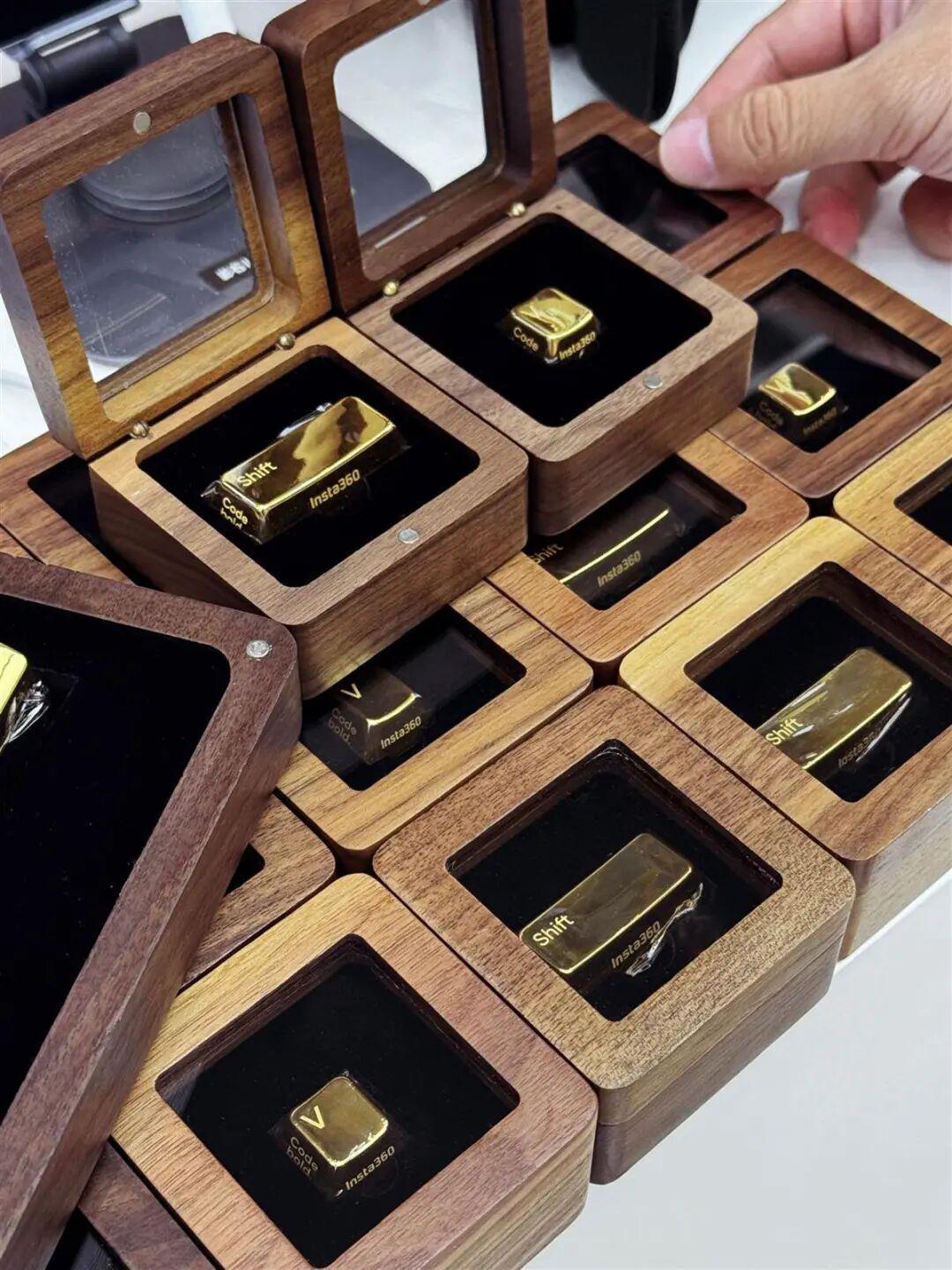 影石Insta360黄金键帽特写