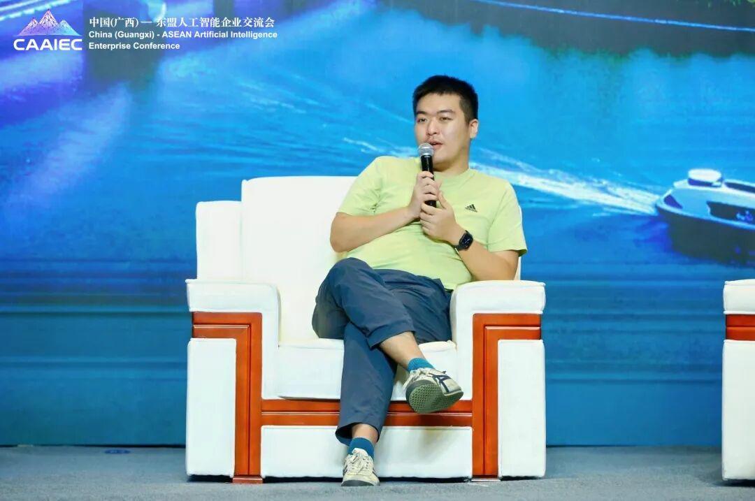 27岁创业者用AI工作流单挑团队，千万美元营收背后的秘密