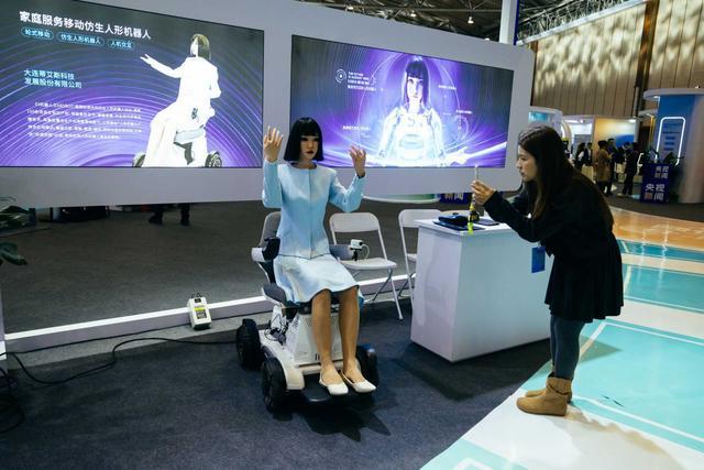 智慧康养机器人黑科技：从药物分拣到远程手术，科技赋能银发经济