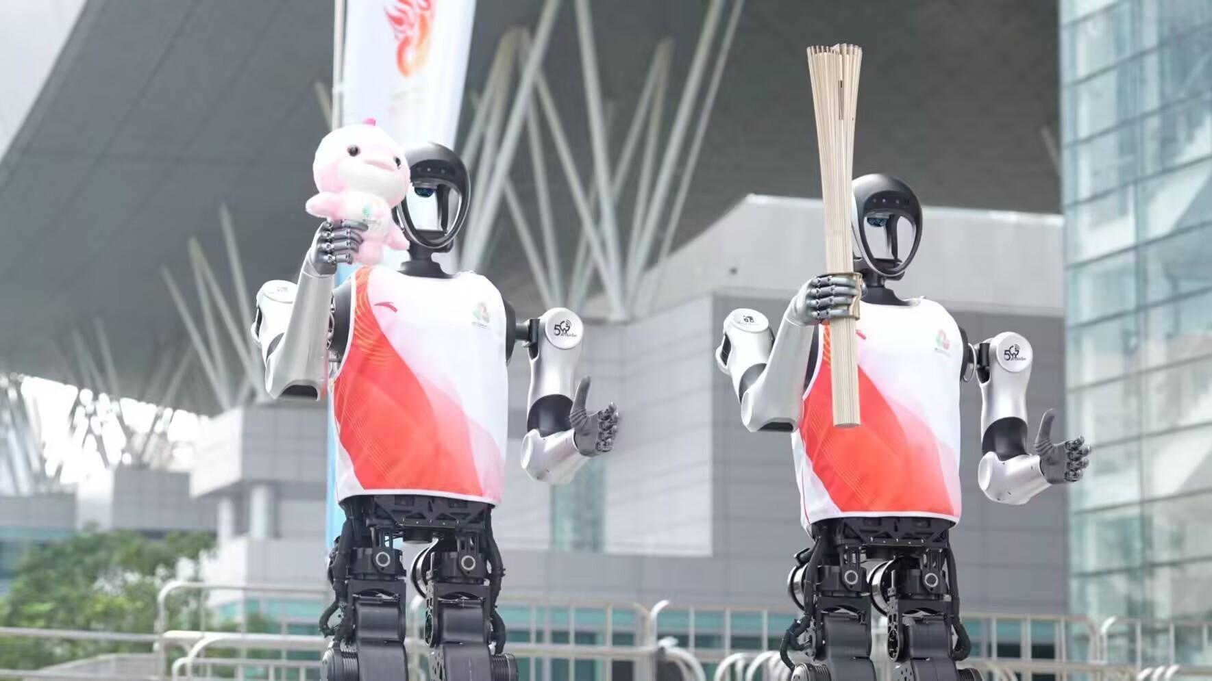 全运会惊现人形机器人火炬手 夸父完成百米传递创历史