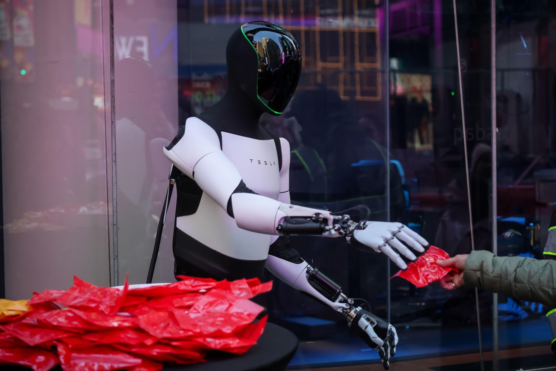 特斯拉人形机器人Optimus最新进展：数据采集与量产计划揭秘