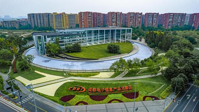 2025世界显示产业大会：成都高新造全球首创显示产品闪耀登场