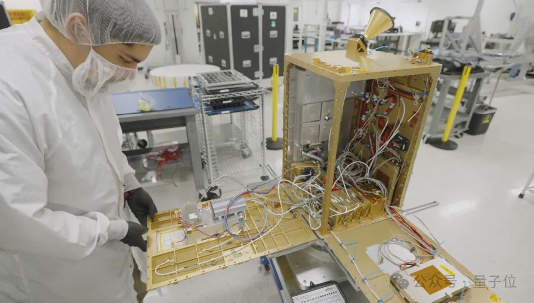 太空数据中心散热原理示意图