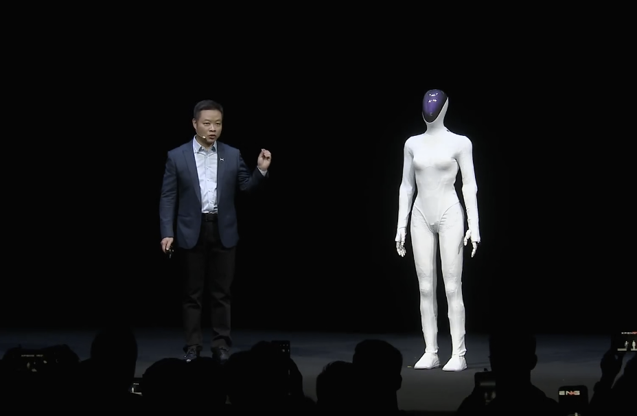 小鹏新一代人形机器人IRON登场，何小鹏确认预研终版即将量产