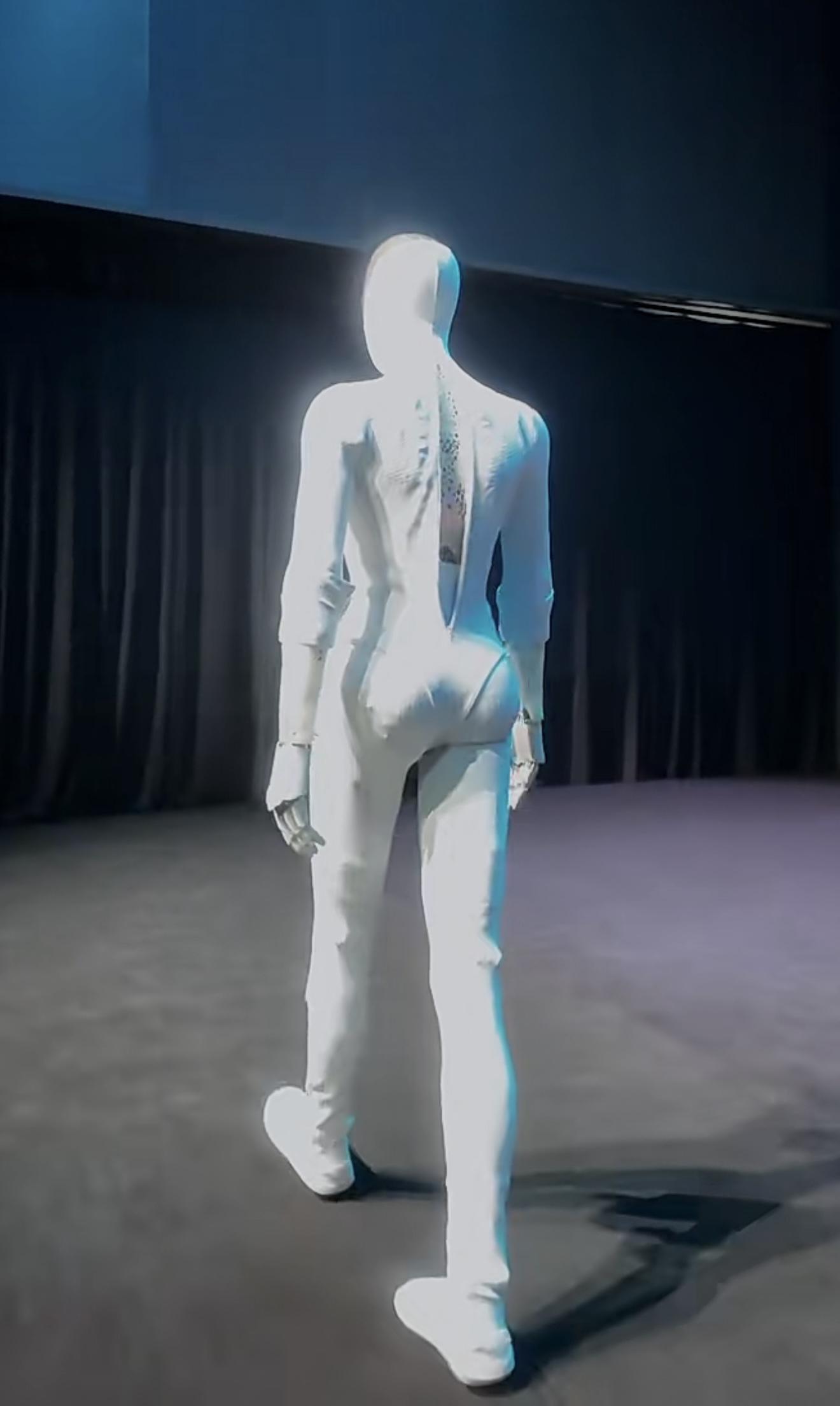 小鹏机器人被疑藏真人？何小鹏一镜到底视频揭秘内部构造