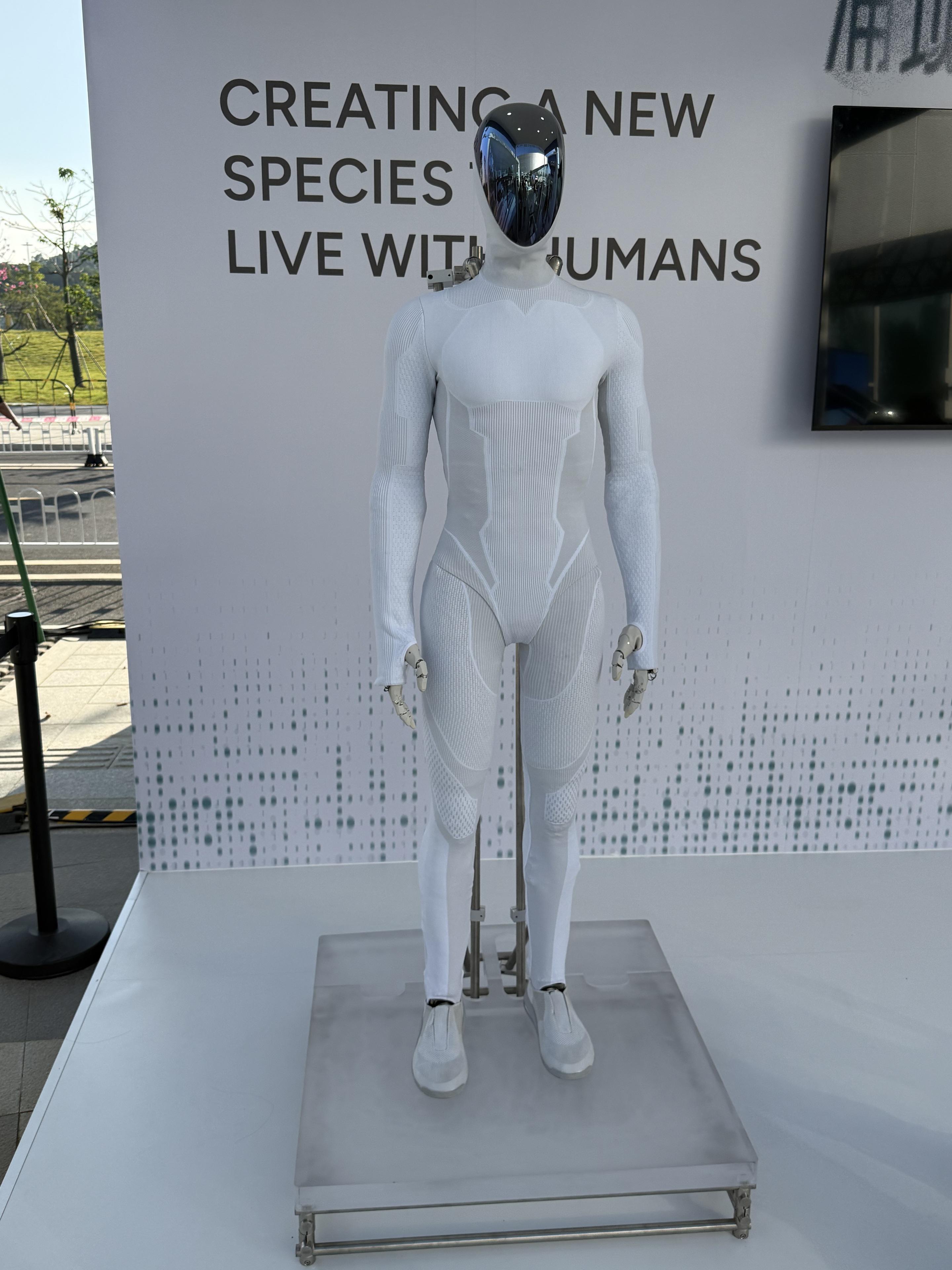 小鹏IRON机器人引关注：何小鹏辟谣真人内藏，2026年底量产高阶产品