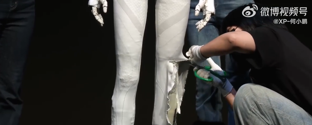 小鹏机器人IRON真身揭秘：现场剪开覆盖件力证非真人，美股大涨9%