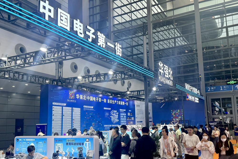 华强北展区成2025消费电子创新大会焦点：机器人、AI眼镜引爆热潮