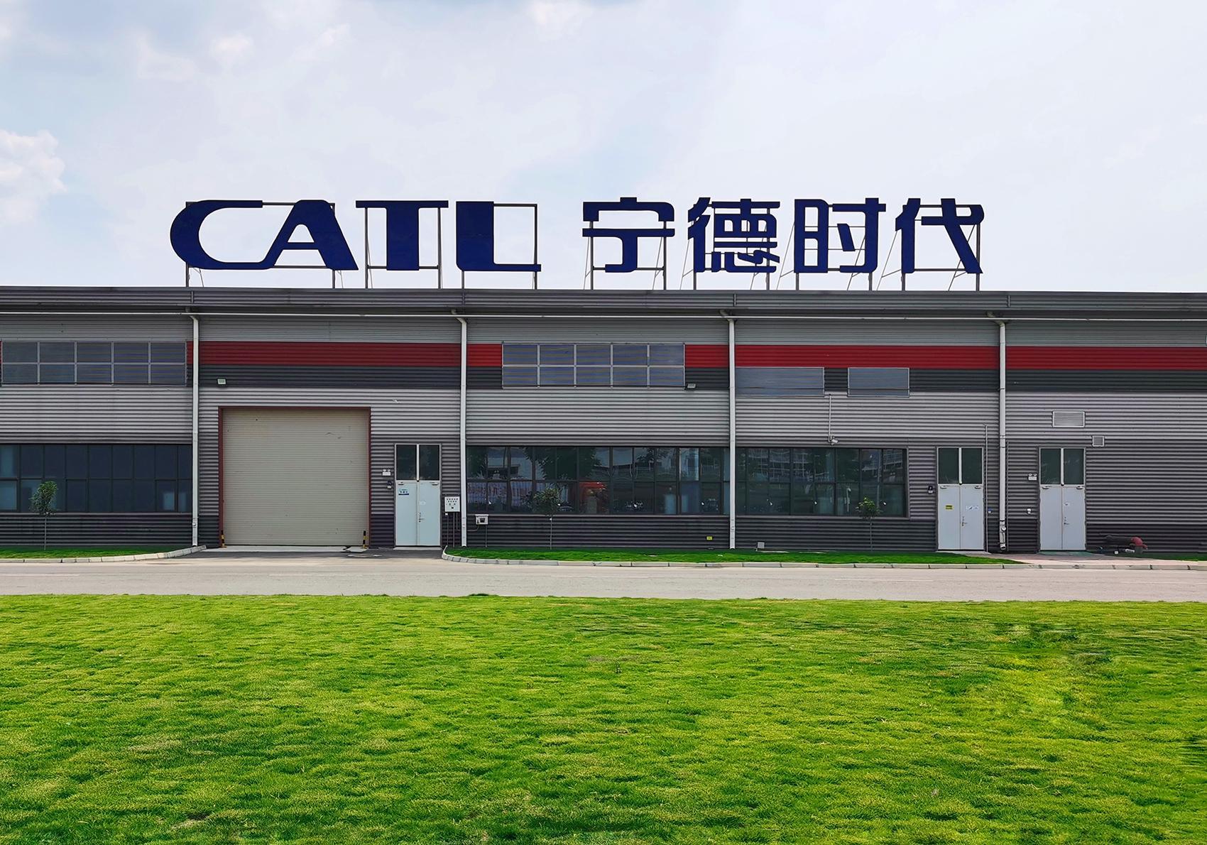 车企抢电池大战升级：何小鹏自曝与电池厂商老板‘喝酒’，购置税退坡成主因？