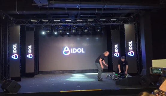 俄罗斯推出首款国产AI人形机器人 首秀舞台上演尴尬一幕