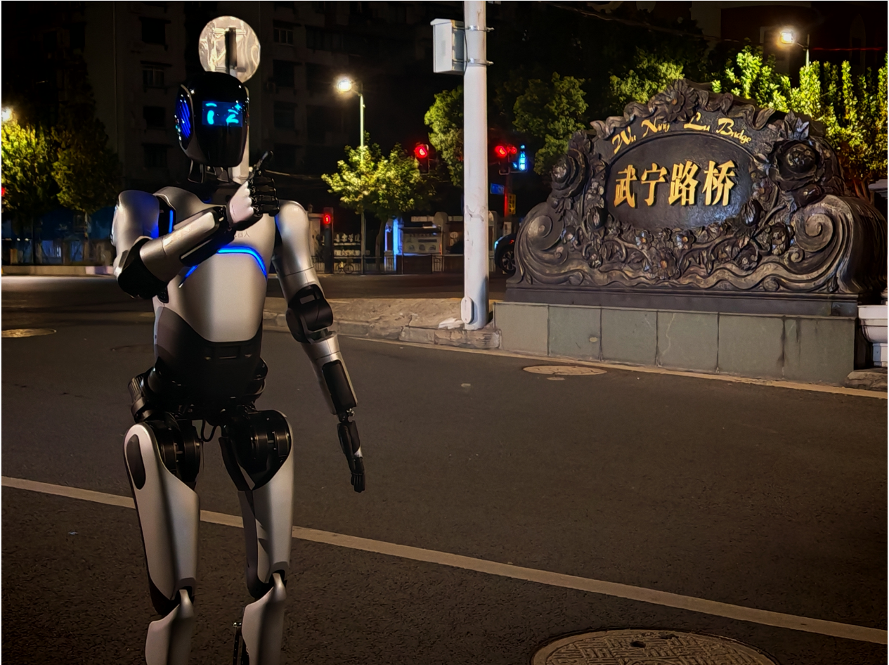 人形机器人百公里跨省行走揭秘：半自主控制与多次换电策略解析