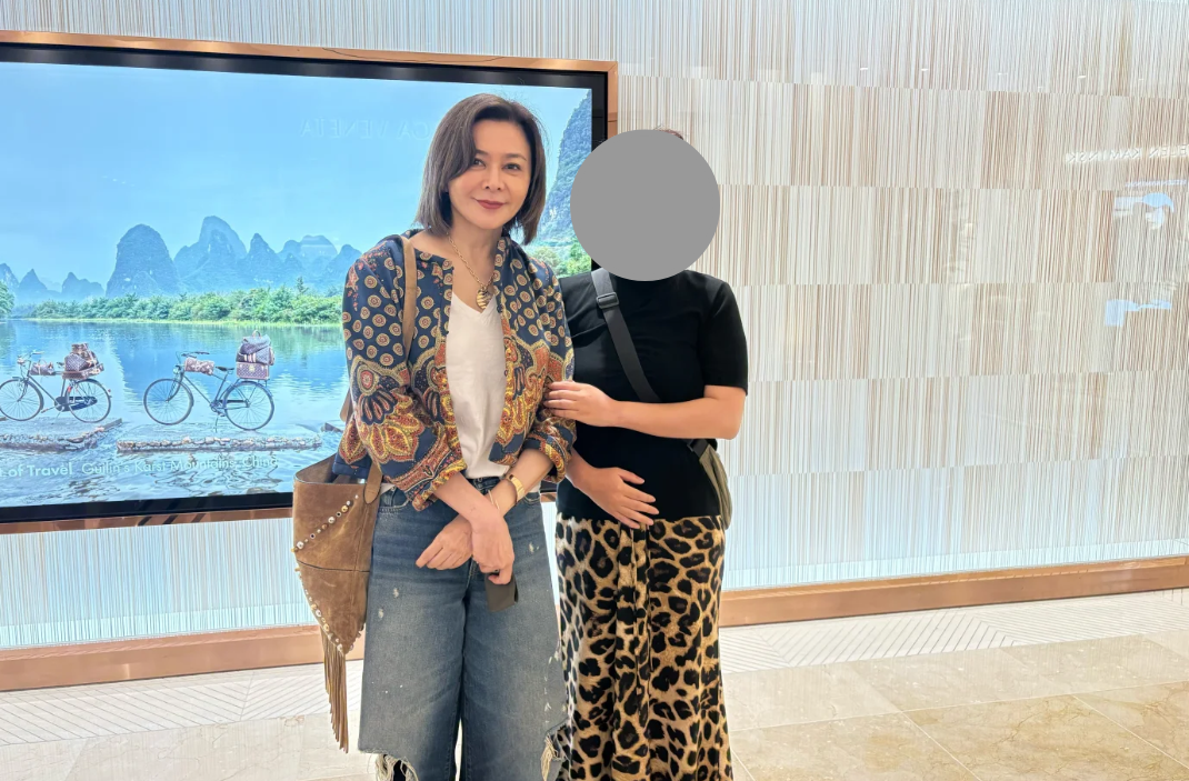 关之琳韩国逛街被粉丝偶遇：合照尽显温柔，状态惊艳引热议