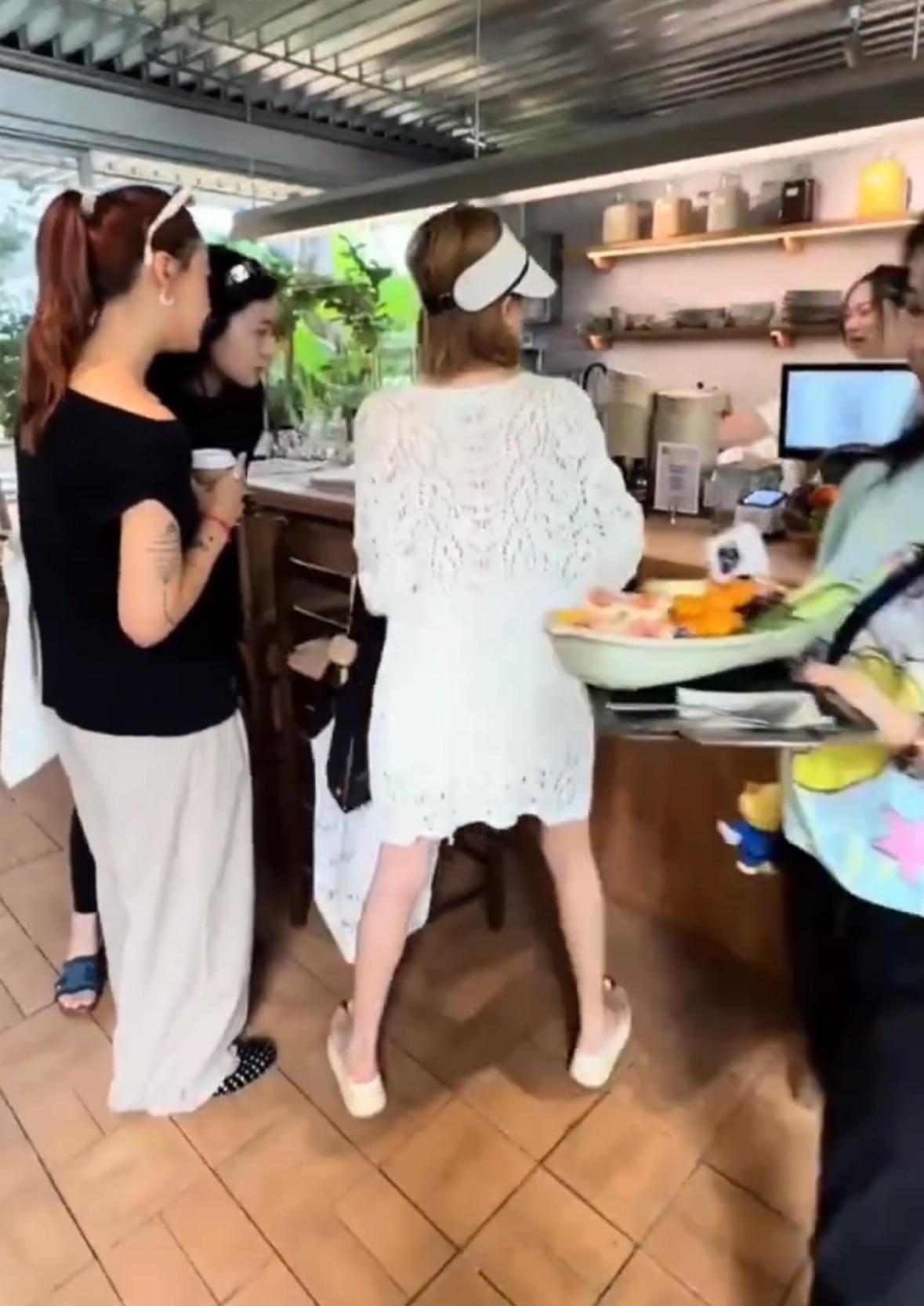 赵露思与好友出游被偶遇，笑靥如花穿着清凉，心情极佳未受影响