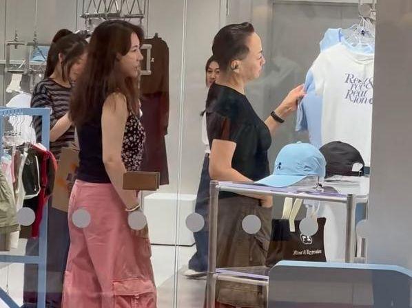 65岁宋丹丹退休生活曝光，家庭地位显赫儿媳贴心讨好