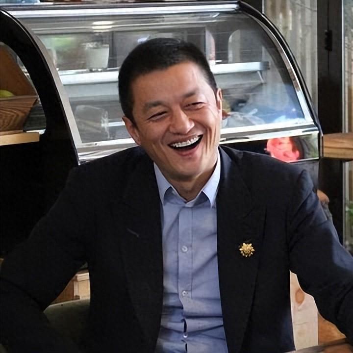 王菲担心的事还是发生了，李亚鹏再曝丑闻，难怪频频向李嫣献殷勤