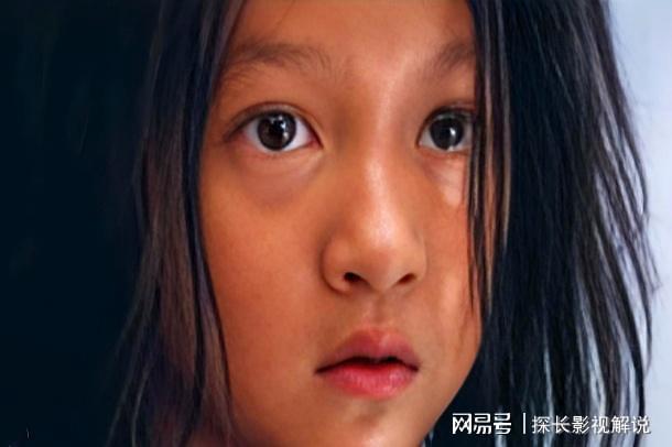 关晓彤红毯造型