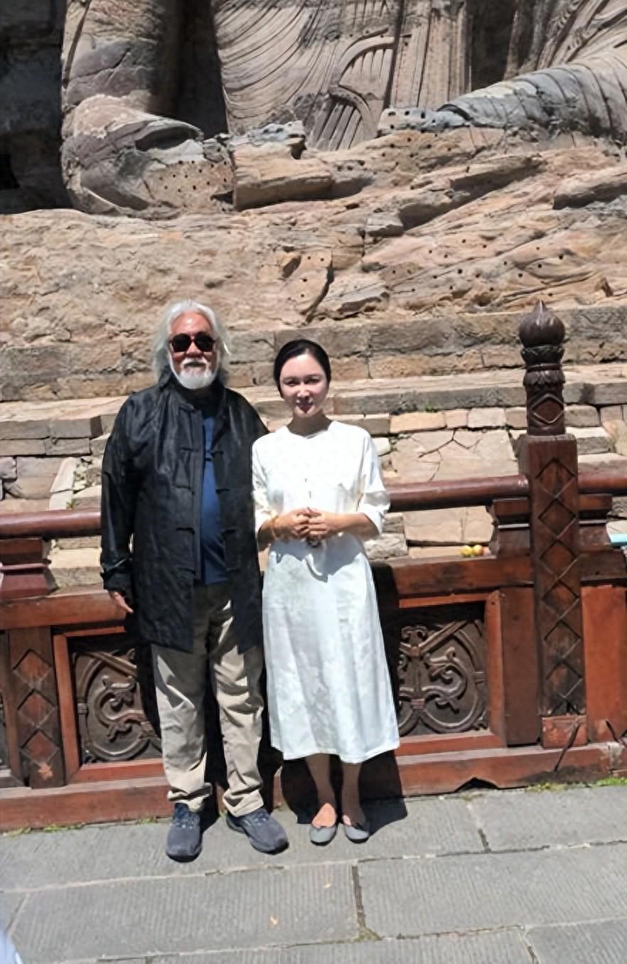 张纪中一家山西游：杜星霖搀扶老伴，俩儿子冲突引关注