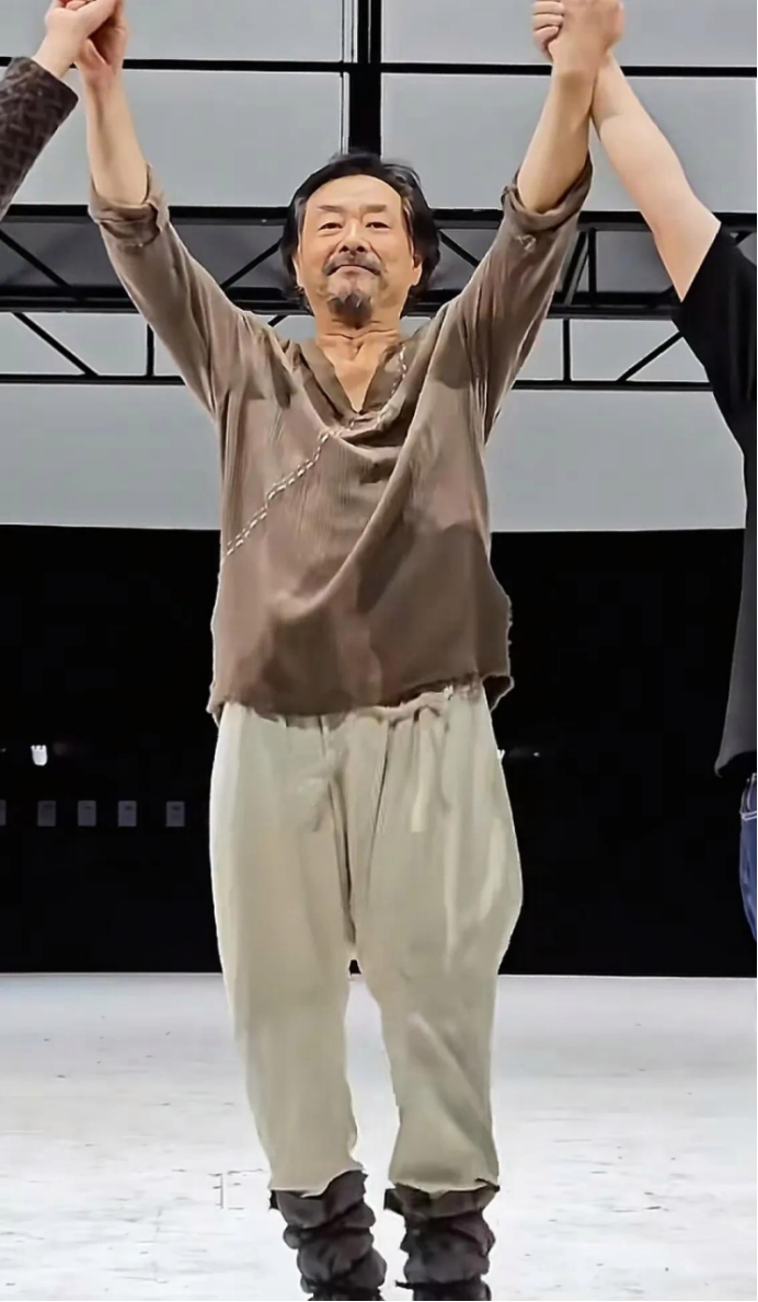 71岁濮存昕近照刷屏：秃顶穿破戏服，凭一句话打脸流量明星