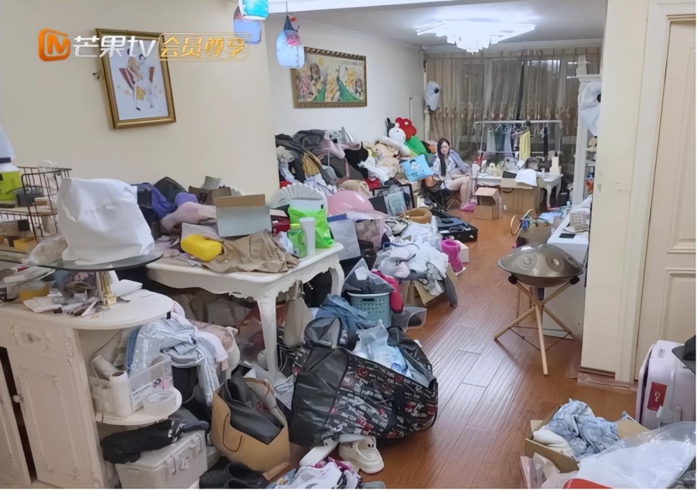 洗衣机长蘑菇，冰箱塞袜子？管乐的家太乱，却靠演技杀成顶流