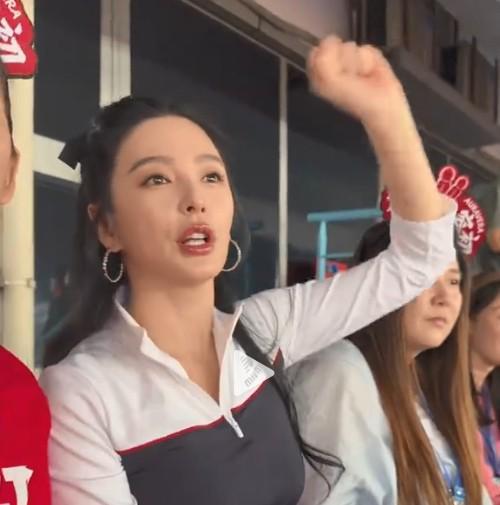张雨绮现身常州奥体中心，助威‘苏超’常州队引关注