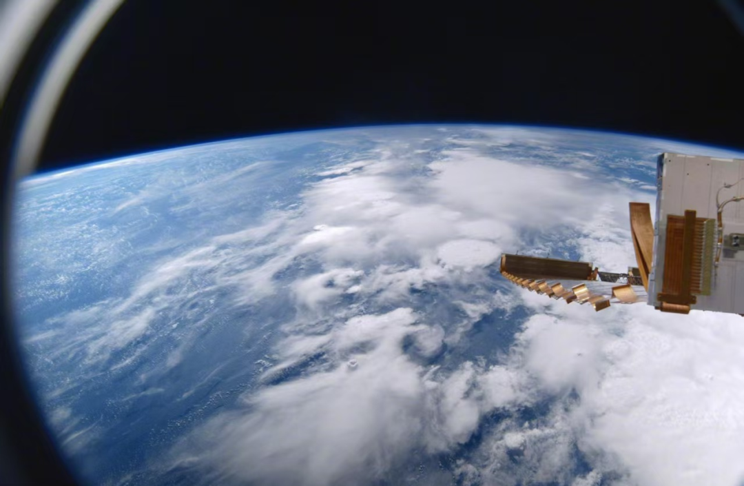 中国首部8K“太空vlog”：神舟十三号宇航员和他们窗外的蓝星