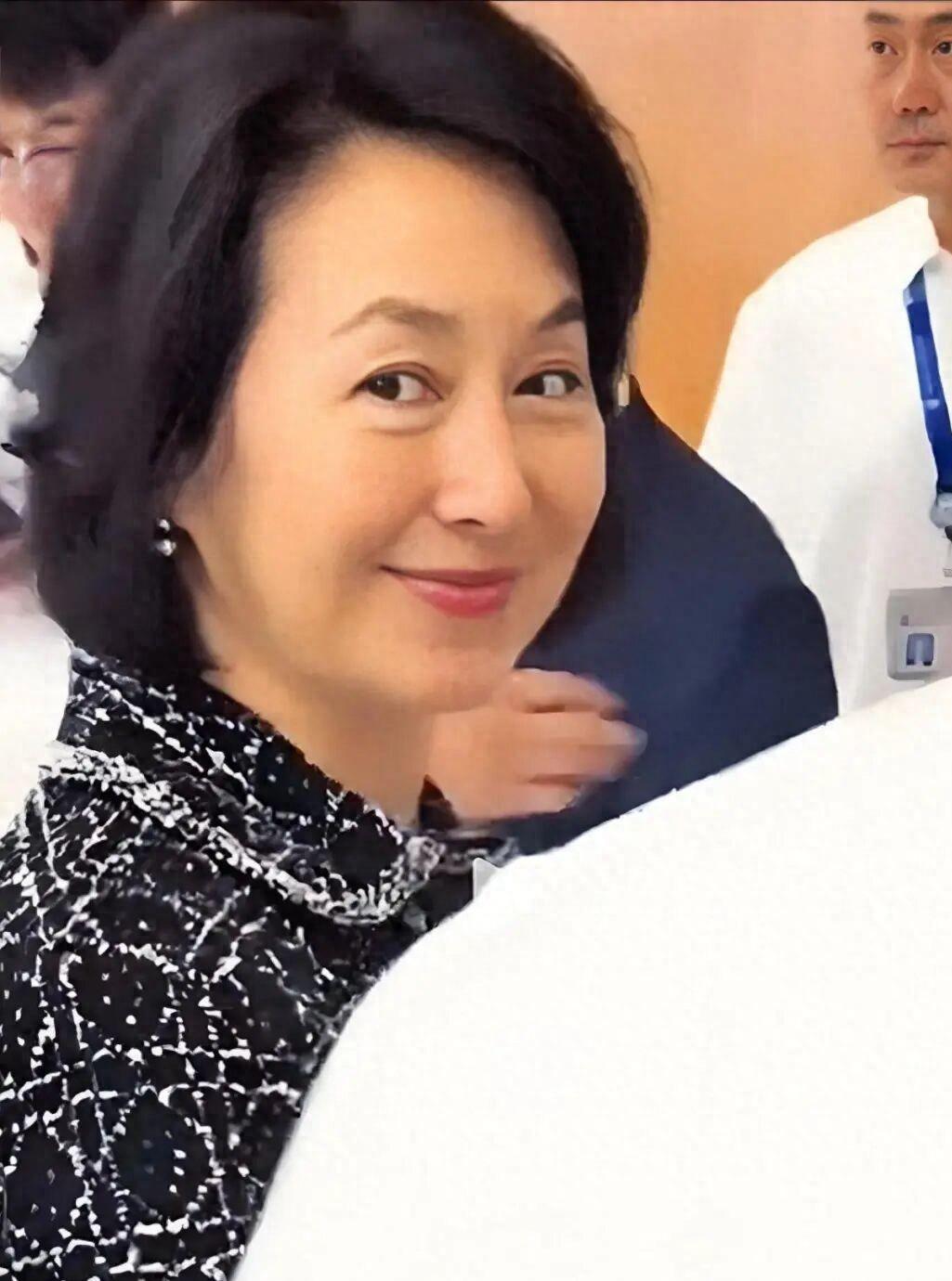 曹德旺赌对了！何超琼现身福耀科技大，才明白各取所需打得好算盘