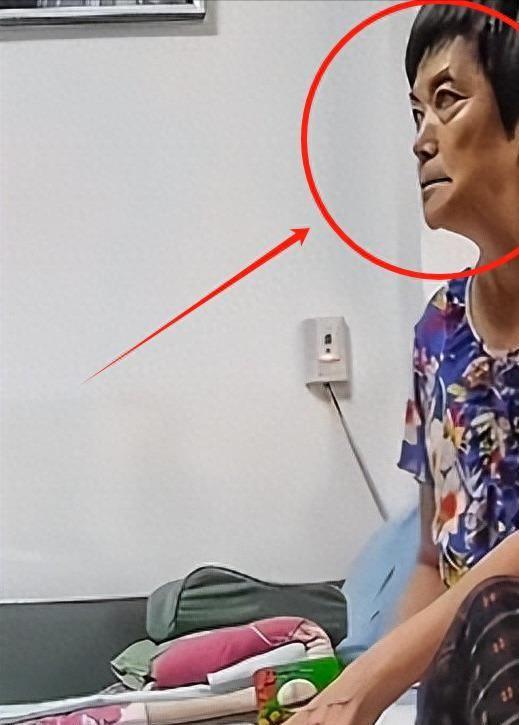 监控曝光奶奶抱摔孙女！丈夫丑行被揭，网友怒斥：不是一家人
