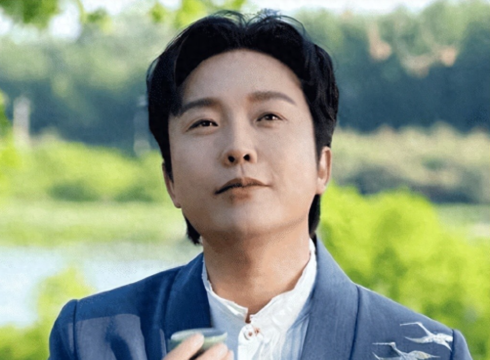 看如今“跌落神坛”的李玉刚，背后的真相早就清晰可见