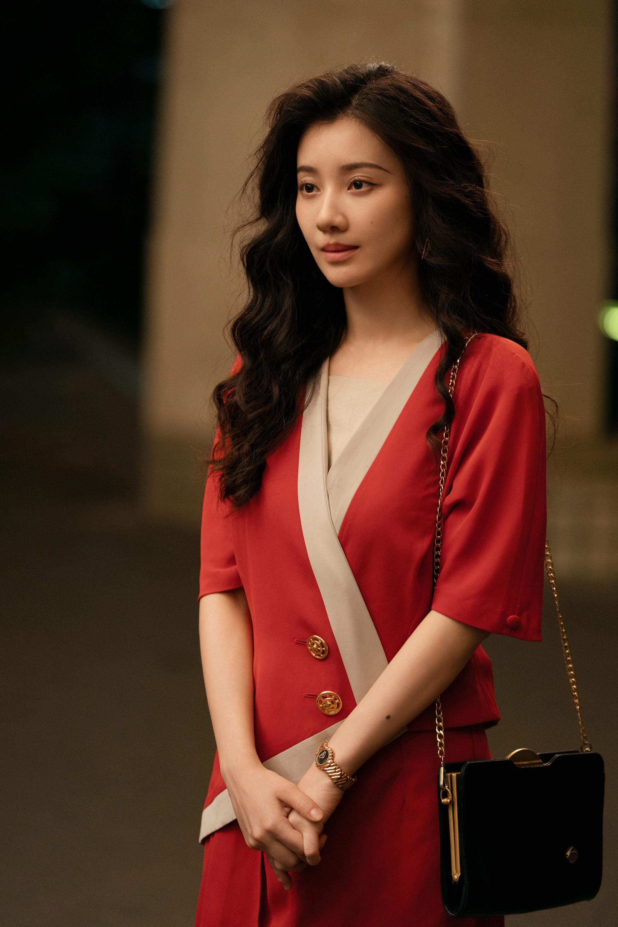 《足迹》王鹤润演活90年代美人叶西宁，疯批角色引热议