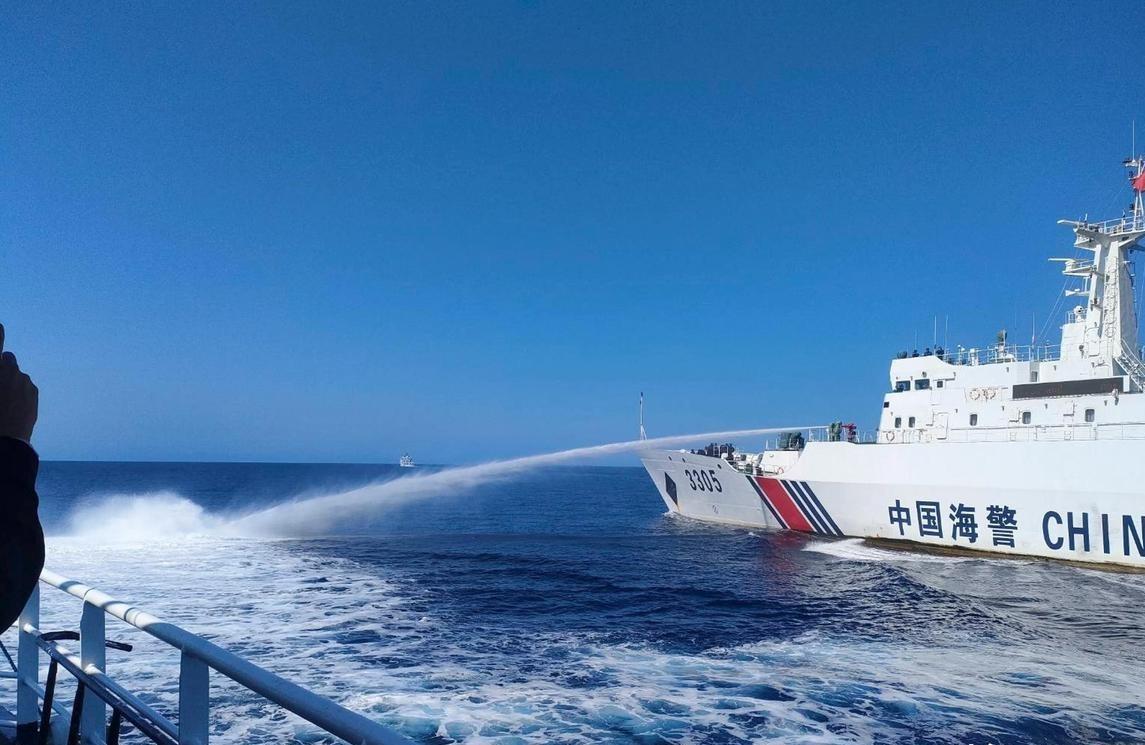中国海警水炮驱离菲方船只