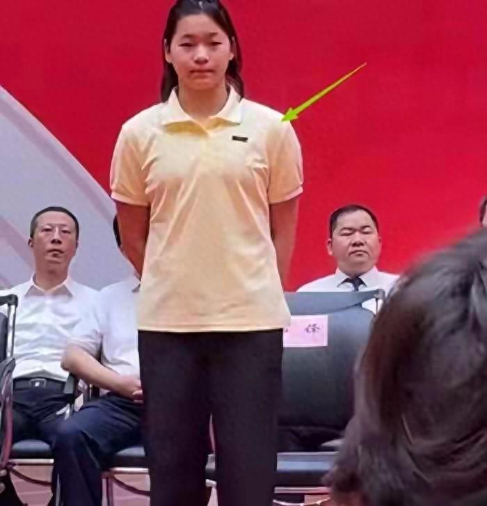 全红婵18岁发育显著，与妹妹体形趋同引关注