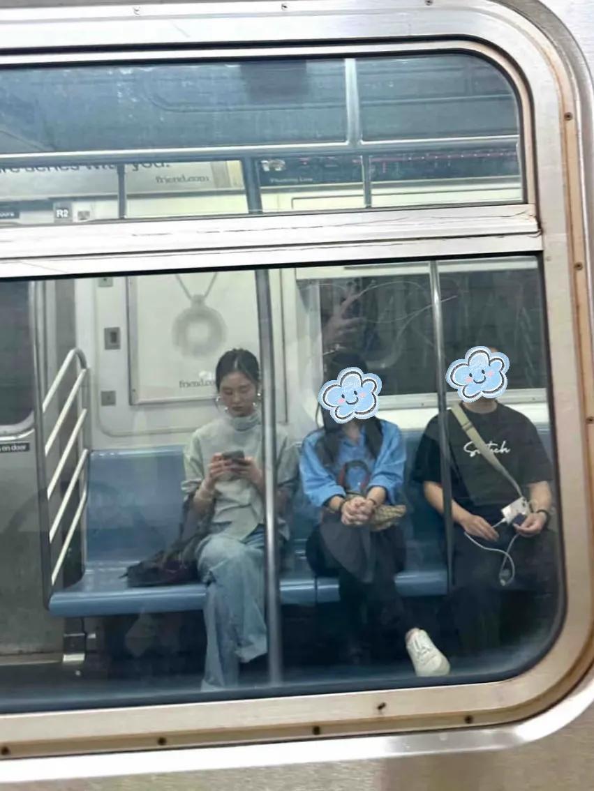 黄多多纽约地铁偶遇照曝光，气质清冷引网友热议