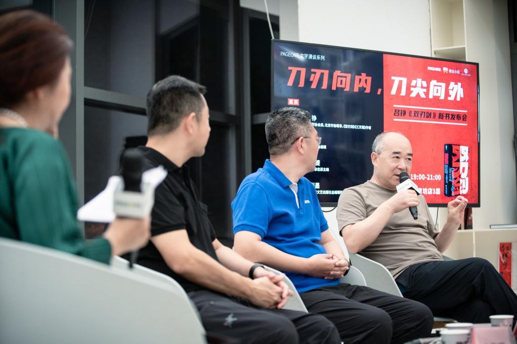 从《三叉戟》到《双刃剑》：刑侦题材影视与小说的双重魅力