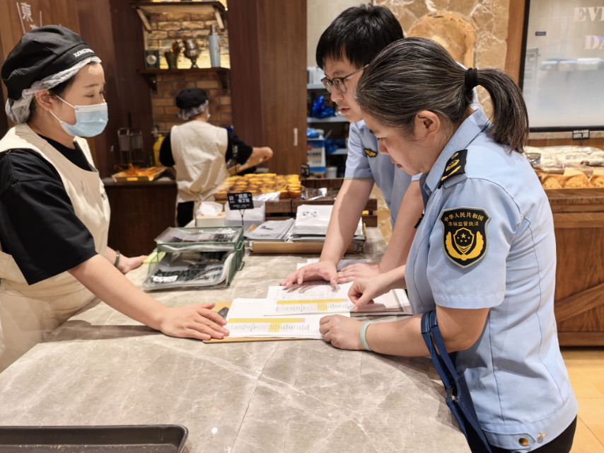 上海网红面包店突击检查：大量丢弃面包引争议，暴雨致销量骤降成主因