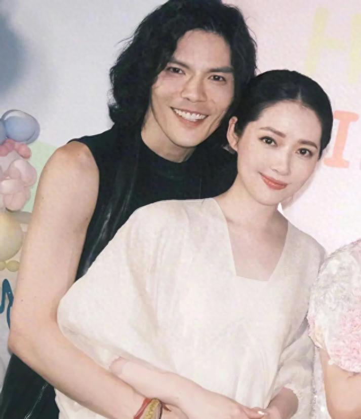 郭碧婷罕曝近况，生图脸肿馒化还歪嘴，戴64块手链穿衬衫孕相十足